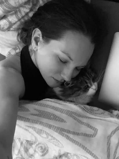 Die Schie&szlig;trainerin mit ihrer Katze.