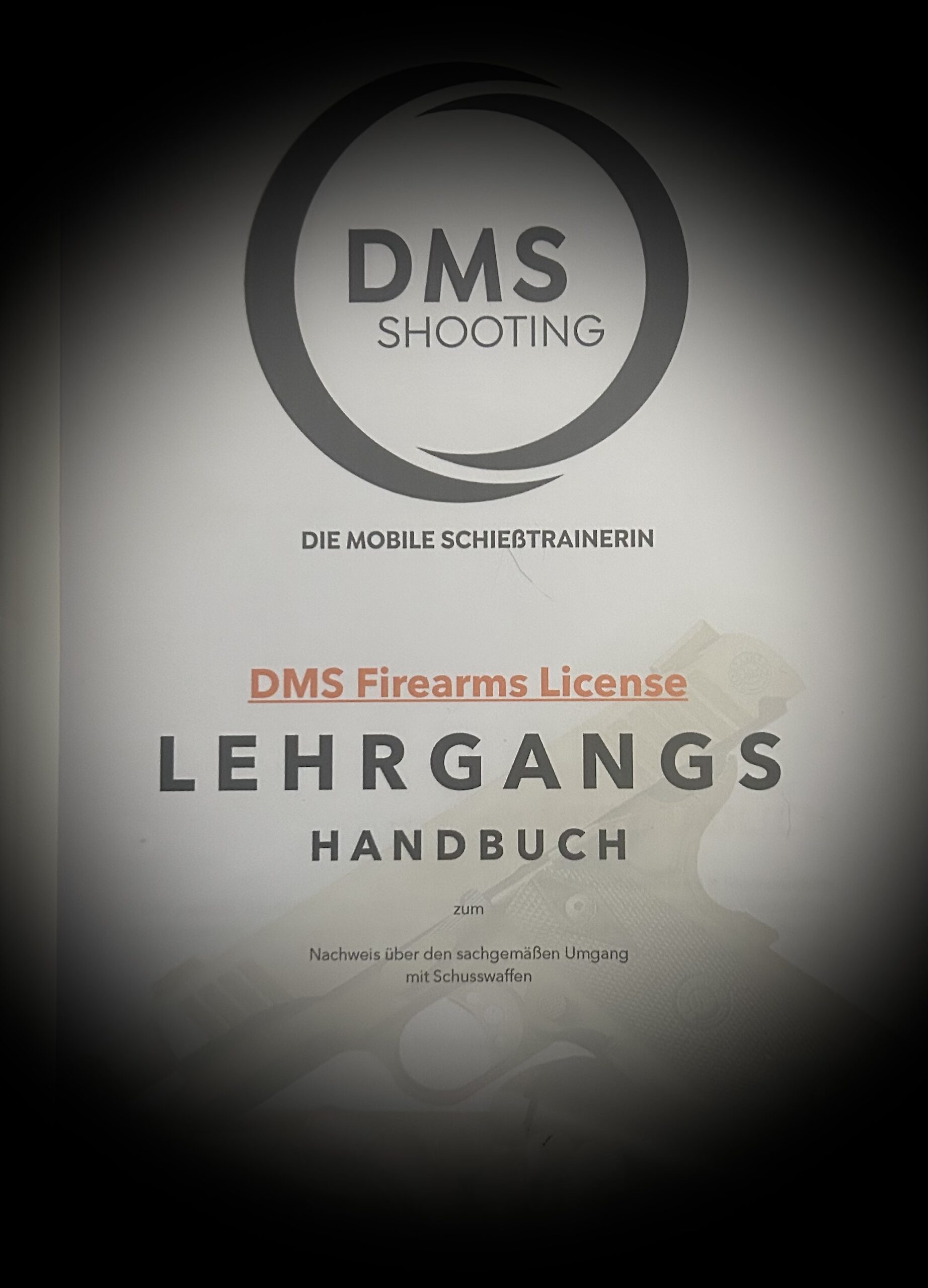 Waffenführerschein & DMS Firearms License unterscheiden sich im Inhalt auch durch das 80-seitige Lehrgangs-Handbuch.