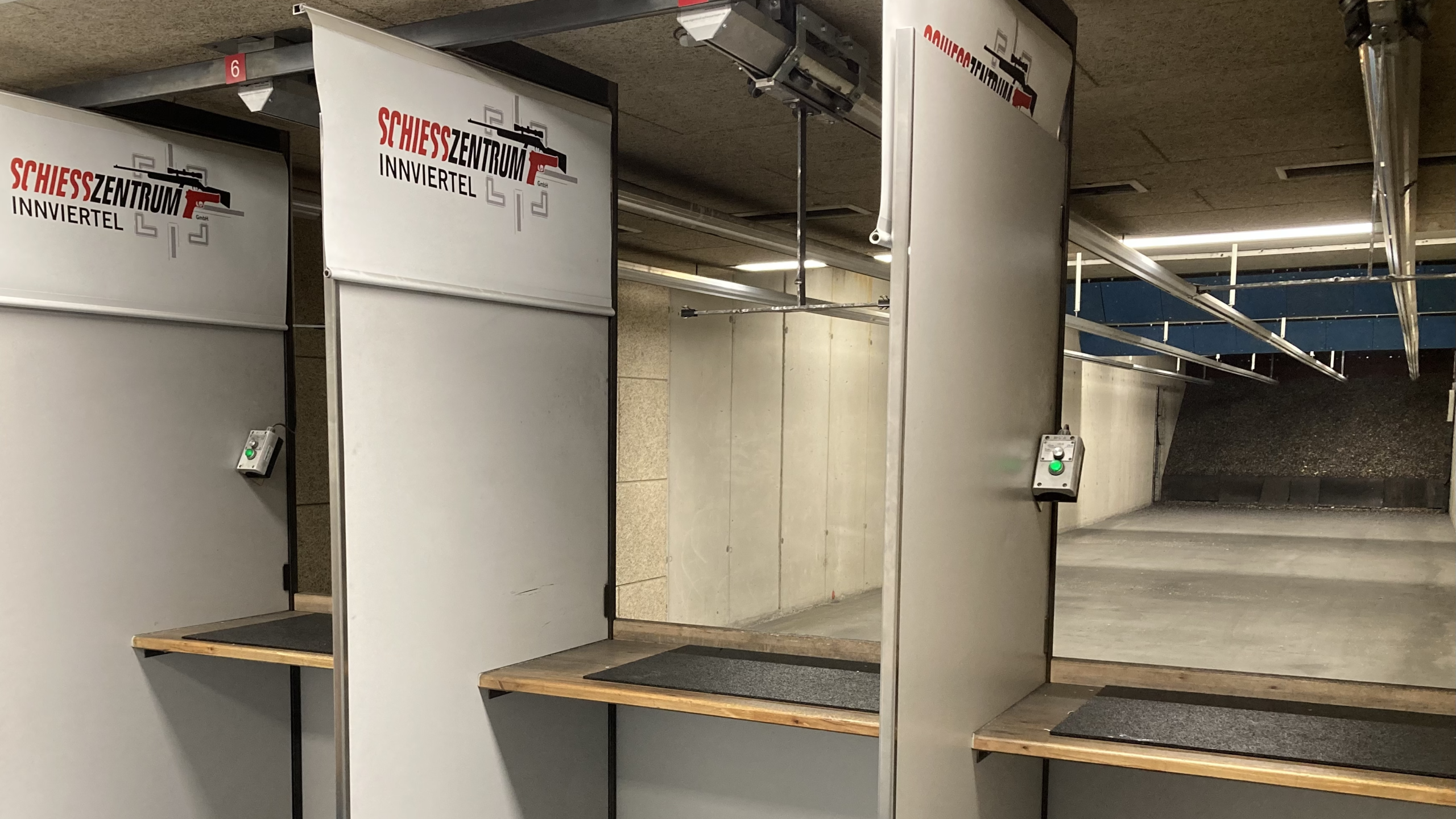 In statischen Schie&szlig;disziplinen haben sowohl Sch&uuml;tze als auch Zielscheibe einen festen Standpunkt.